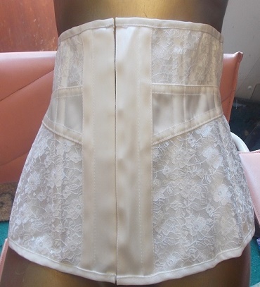 32" Ivory Underbust with lace front Clincher  image